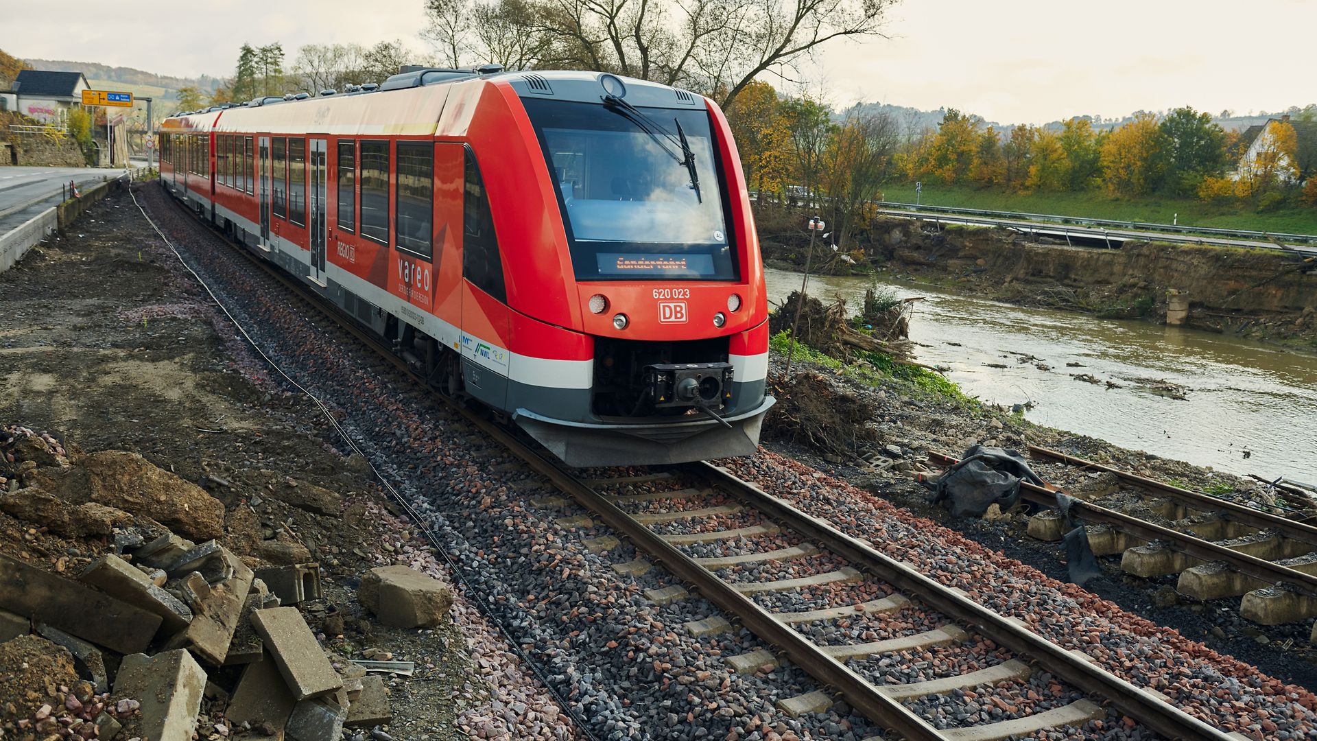 Probefahrt der Ahrtalbahn nach dem Wiederaufbau der Gleise bei Heimersheim