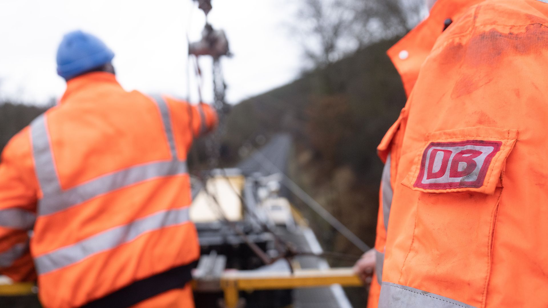 Mitarbeitende von DB InfraGo bei Arbeiten an einer Oberleitung