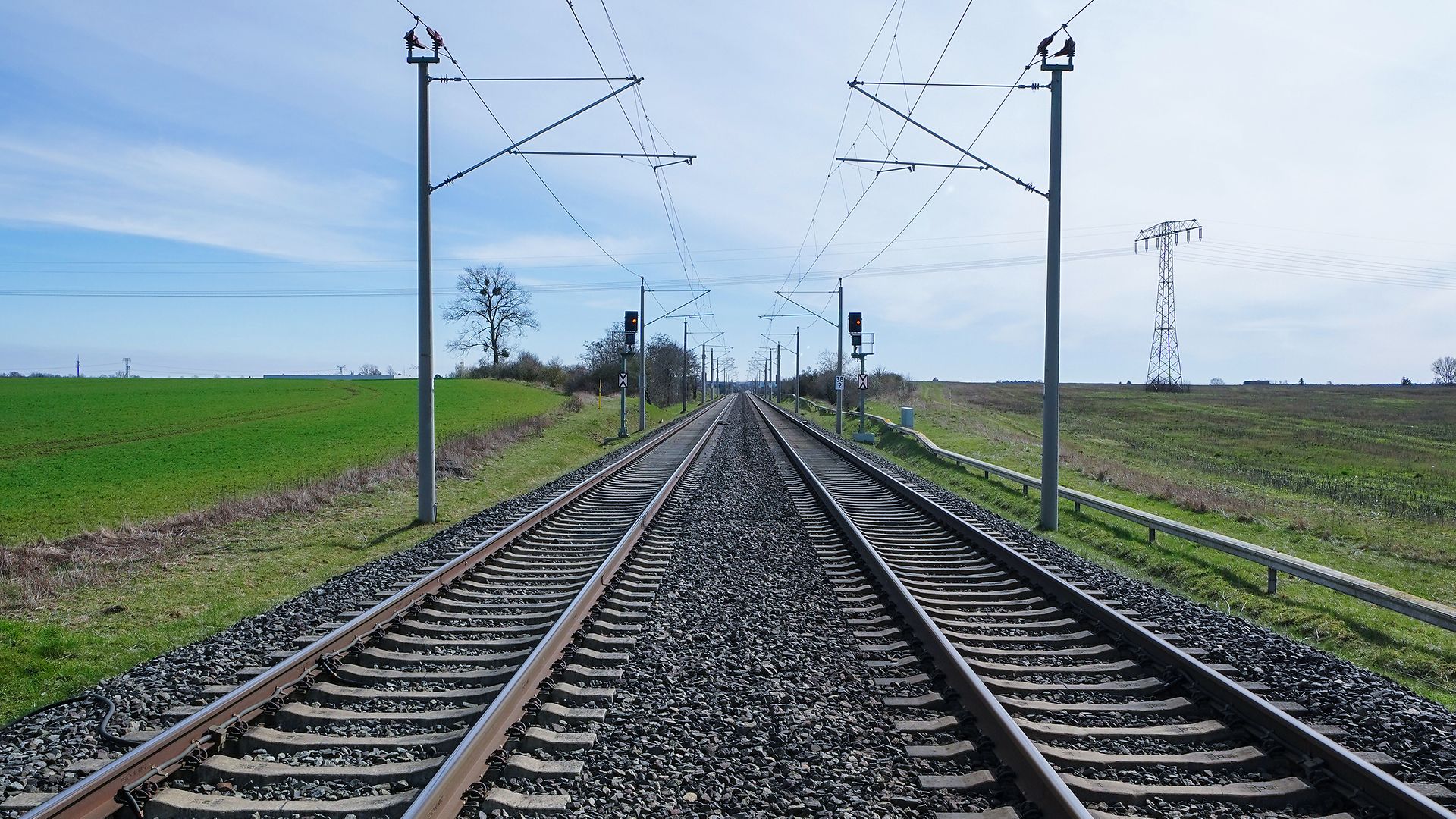 zweigleisige Hauptbahn mit Oberleitung